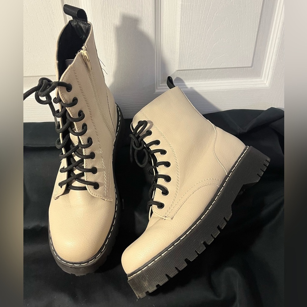 Unionbay Womans Cream Leather Boots w/ Side Zipper in Pristine Condition !